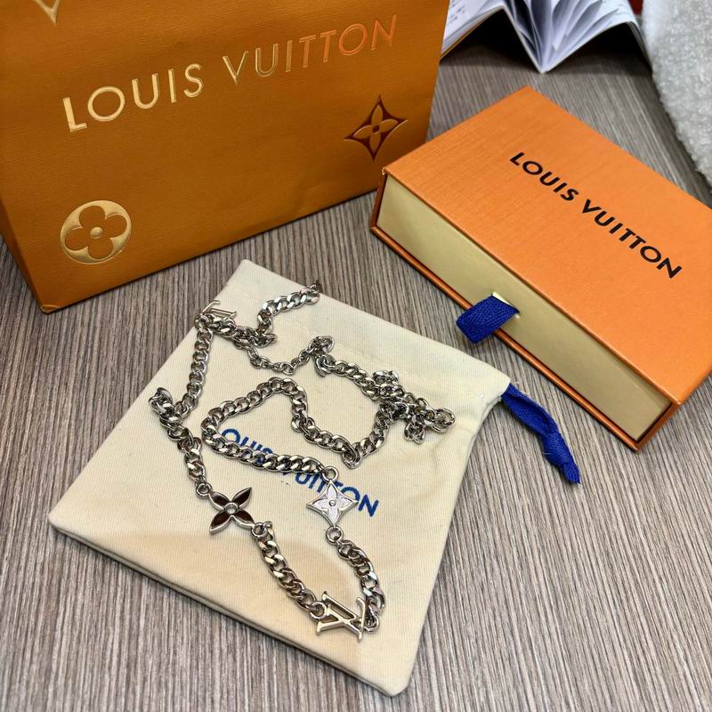 LV Necklace 03lyr692
